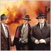 Muerte entre las flores : foto Gabriel Byrne, J.E. Freeman, Jon Polito