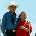 Dallas : foto Barbara Bel Geddes, Howard Keel
