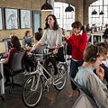 El Becario : Foto Anne Hathaway, Christina Scherer