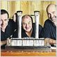 Los Serrano : foto Antonio Molero, Antonio Resines, Jesús Bonilla
