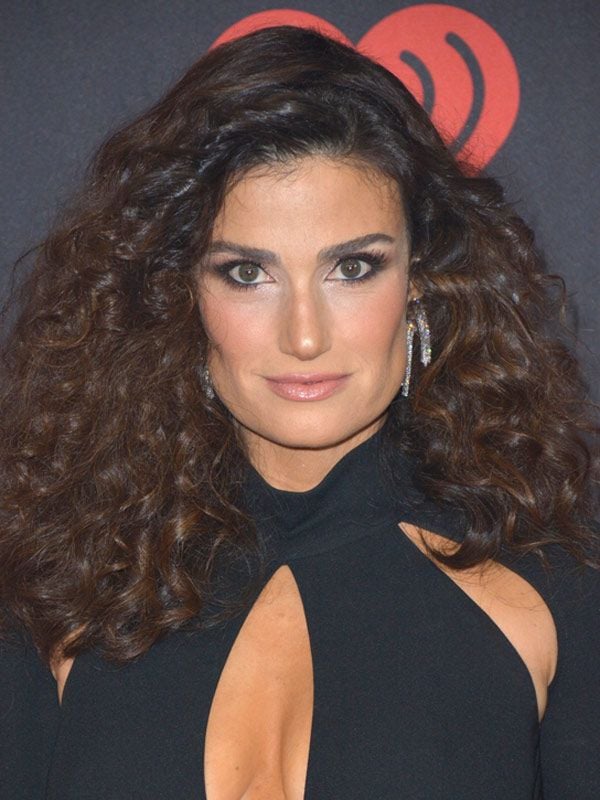 Idina Menzel Filmografia Sensacine Com Menzel crecio en woodbury, long island, estados unidos, mudandose despues a queens, nueva york y a nueva jersey. idina menzel filmografia sensacine com