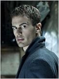 Theo James Papel: Four