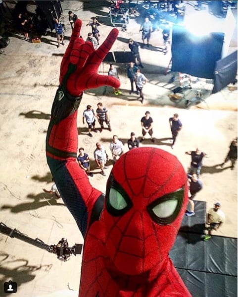 Spider-Man escalando en el 'set' de rodaje