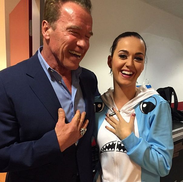 Cuando posa con celebridades como Katy Perry