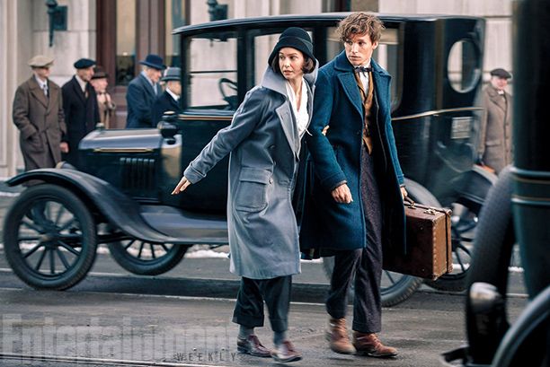 Eddie Redmayne (Newt Scamander) y Katherine Waterston (Propertina Goldstein).