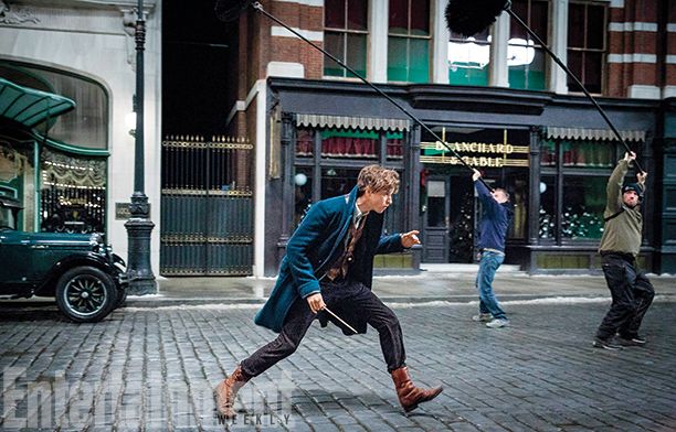 Eddie Redmayne (Newt Scamander) con varita en mano.