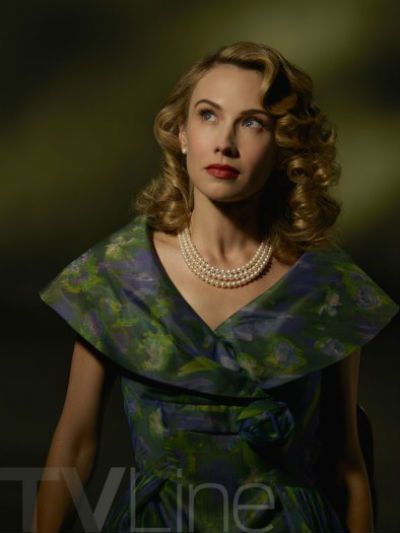 Wynn Everett es Whitney Frost
