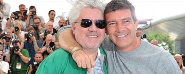 'Los amantes pasajeros': Pedro Almodóvar confirma que Antonio Banderas estará en su nueva película