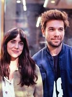 Cartel de El acercamiento de la mujer cactus y el hombre globo