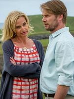 Cartel de Confiar es bueno, enamorarse es mejor