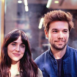 Foto El acercamiento de la mujer cactus y el hombre globo