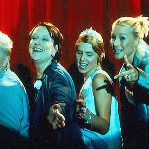 Foto Love, Honour and Obey