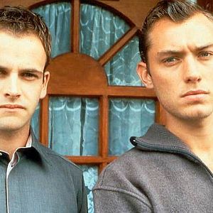 Foto Love, Honour and Obey