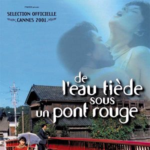 Foto Agua tibia bajo un puente rojo