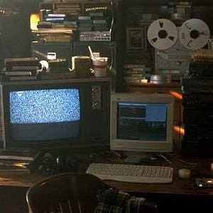 Foto White Noise: Más allá