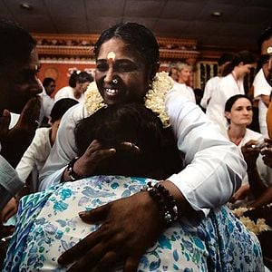 Foto Darshan, el abrazo