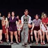 Foto Mrs. Henderson presenta