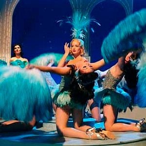 Foto Mrs. Henderson presenta