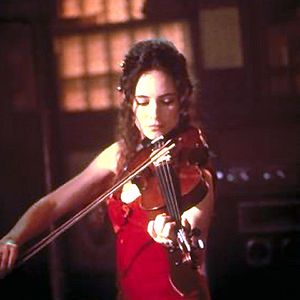 Foto Sola en la penumbra