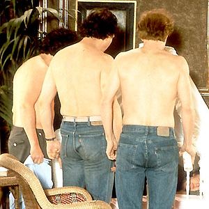 Foto 3 solteros y un biberón