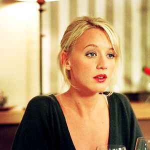 Foto Una chica cortada en dos