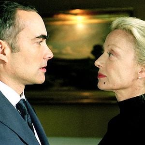 Foto Una chica cortada en dos