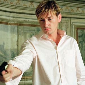 Foto Una chica cortada en dos