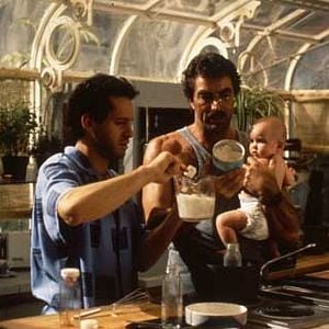 Foto Tres hombres y un bebé