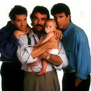 Foto Tres hombres y un bebé