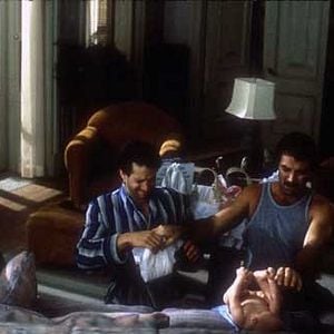 Foto Tres hombres y un bebé