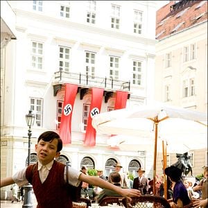 Foto El niño con el pijama de rayas