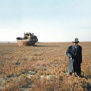 Foto Über Wasser: Menschen und gelbe Kanister