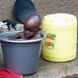 Foto Über Wasser: Menschen und gelbe Kanister