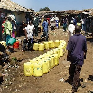 Foto Über Wasser: Menschen und gelbe Kanister