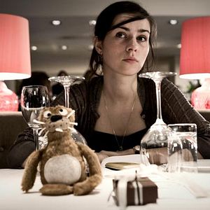 Foto Un conejo sin orejas