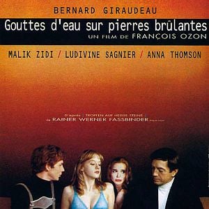 Foto Gotas de agua sobre piedras calientes