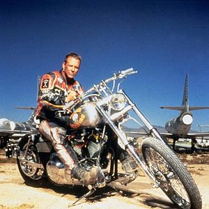 Foto Dos duros sobre ruedas