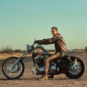 Foto Dos duros sobre ruedas