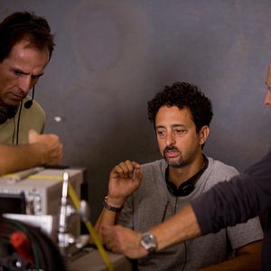 Foto Los hombres que miraban fijamente a las cabras