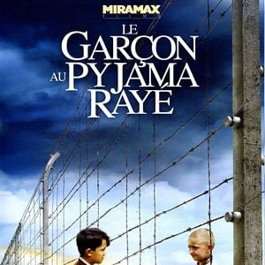 Foto El niño con el pijama de rayas