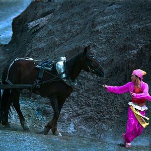 Foto Una mujer, una pistola y una tienda de fideos chinos