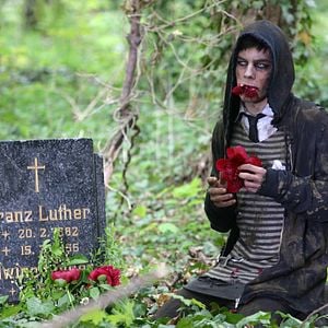 Foto Otto; or, Up with Dead People