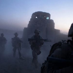 Foto Hell and Back Again