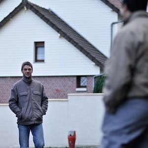 Foto Un homme debout