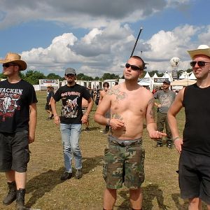 Foto Metaller die auf Brüste starren