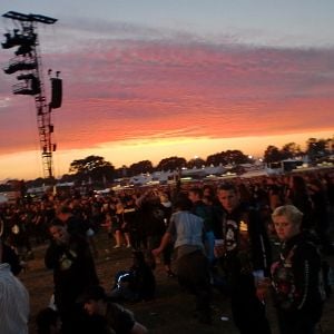 Foto Metaller die auf Brüste starren