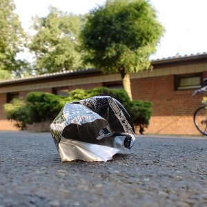 Foto Metaller die auf Brüste starren