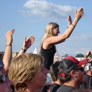 Foto Metaller die auf Brüste starren