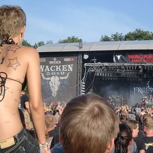 Foto Metaller die auf Brüste starren