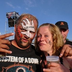 Foto Metaller die auf Brüste starren